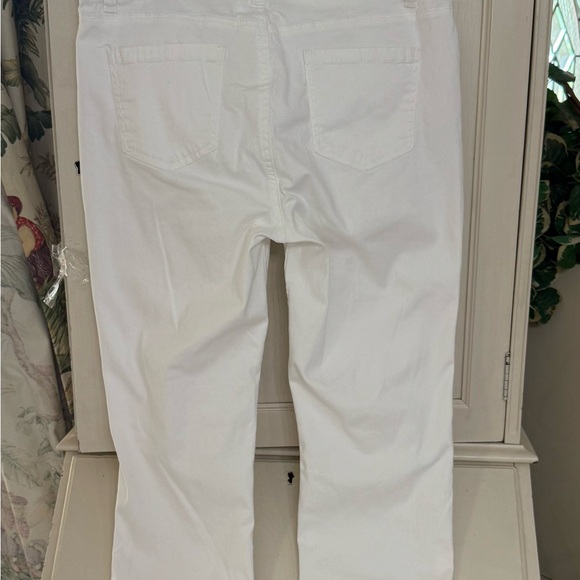 BUFFALO DAVID BITTON DAILY WHITE JEANS
mid-rise Size 10 or 30 - Picture 6 of 9